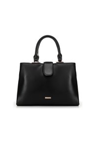 Bolso de mano de cuero negro con diseño estructurado, doble asa superior, cierre magnético en la solapa y sutil placa de la marca en dorado. Textura suave.