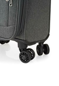 Maleta de tela gris con un acabado texturizado, que cuenta con cuatro ruedas giratorias negras y un doble cierre para un acceso fácil.