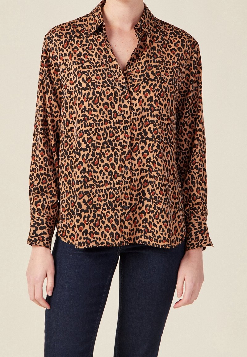 Leopardmönstrad skjorta med knappar i brunt och svart med röda accenter, långa ärmar och klassisk krage. Slät tyg med avspänt snitt.