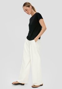 s.Oliver BLACK LABEL MIT ÜBERSCHNITTENER SCHULTER - T-shirt basic - schwarz