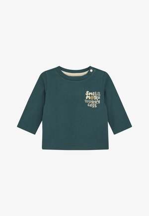 T-shirt pour bébé à manches longues de couleur vert foncé avec le texte "Souriez davantage, inquiétez-vous moins" et un graphique de smiley sur la poitrine, doté d'un bouton-pression à l'épaule.