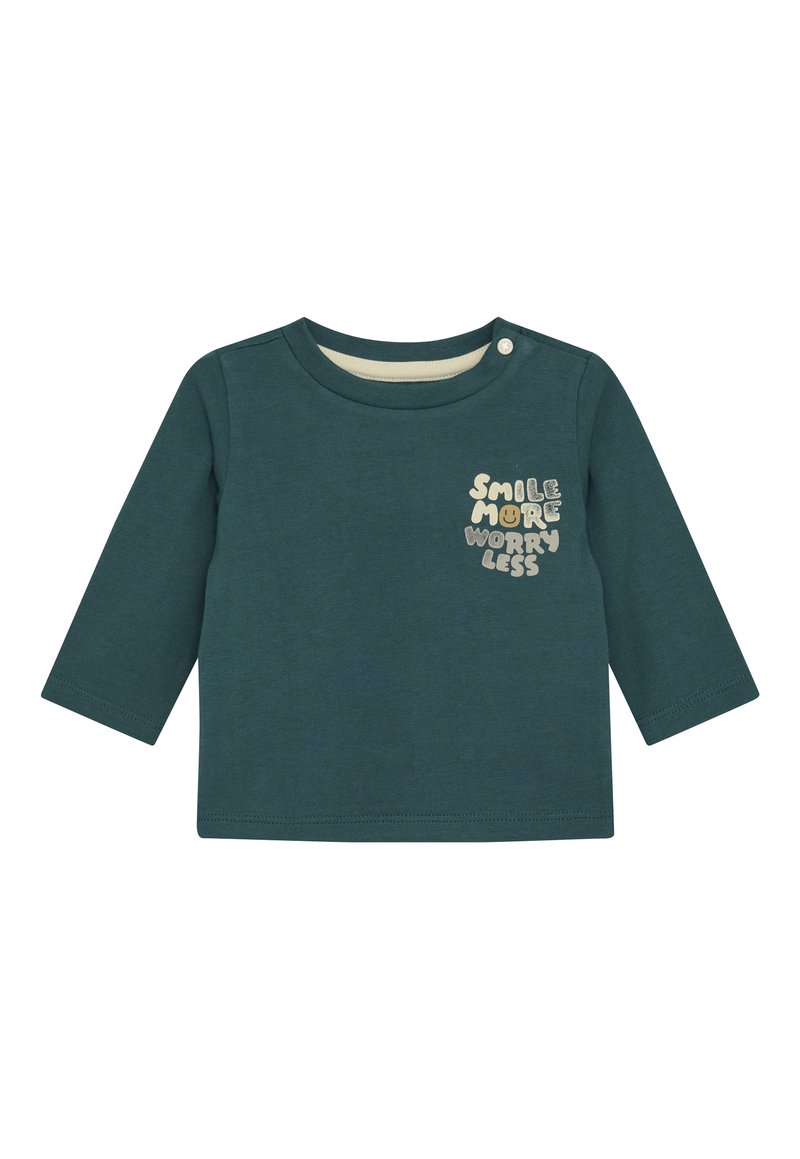 Donkergroene langarm babyshirt met de tekst "Smile More Worry Less" en een smiley-gezicht grafiek op de borst, voorzien van een schouderknop.