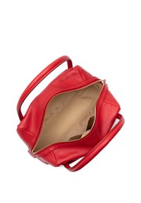 Borsa a tracolla rossa in pelle con doppio manico, chiusura con zip e rivestimento interno beige. Presenta una texture liscia e una forma compatta e arrotondata.