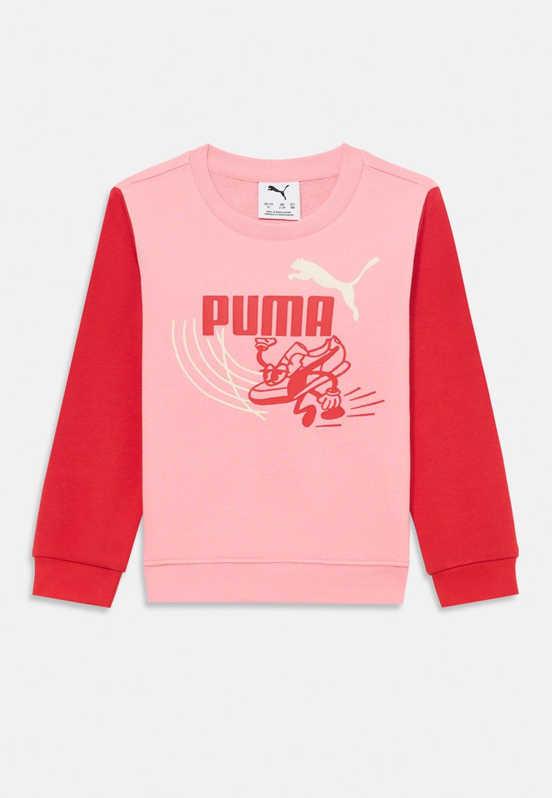 Sudadera de color rosa claro con mangas rojas que presenta un gráfico de una zapatilla, el texto 'PUMA' en negrita, y un pequeño logo en el pecho. Material de mezcla de algodón.