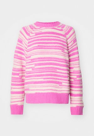 Pletený sveter s horizontálnymi pruhmi v ružovej a krémovej farbe. Žebrovaný výstrih a manžety, jemná textúra a voľný strih.