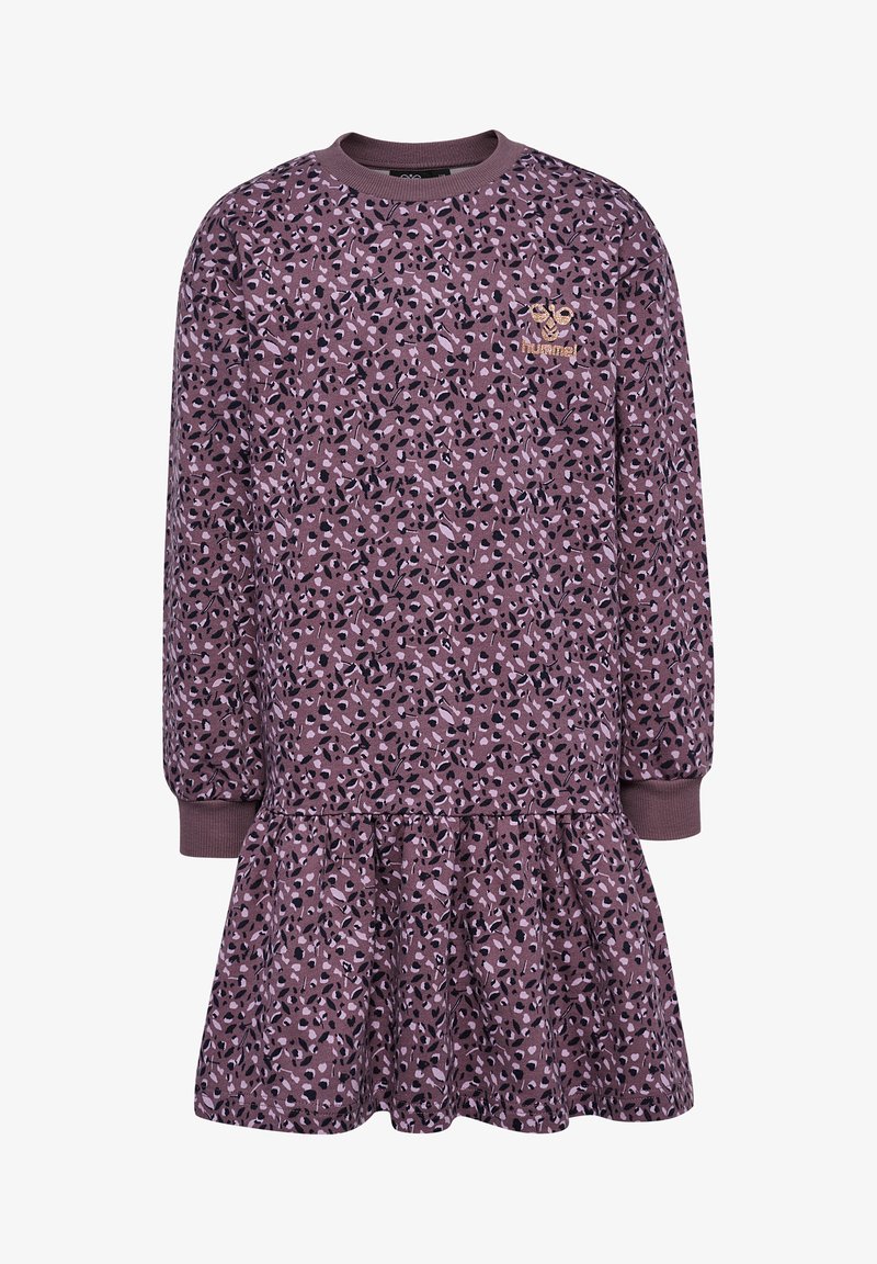 Robe sweat à manches longues de couleur violette, tissu à motifs comportant des formes noires et mauves, poignets côtelés et volants froncés au bas.