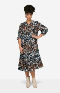 Robe à imprimé léopard avec décolleté en V, manches trois-quarts et silhouette évasée en A. Comprend des nuances de noir, orange et bleu.