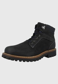 Botín negro de cuero hasta el tobillo con una suela robusta, con cordones azules, detalles en metal y costuras de contraste a lo largo de los bordes.