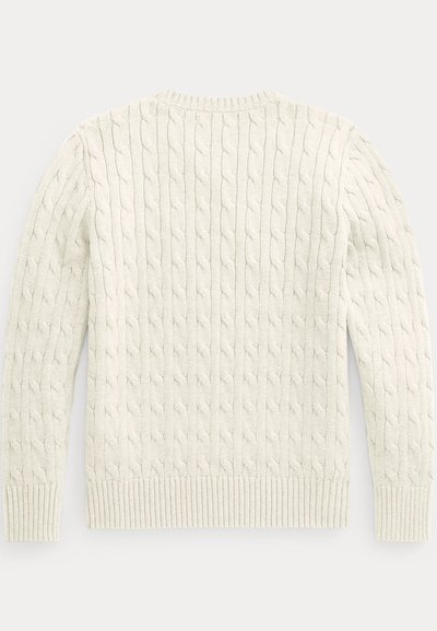 Hvid kabelstrikket sweater med lange ærmer og ribkanter ved manchetter og kant, vist bagfra på en lys baggrund.