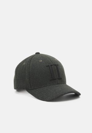 Casquette de baseball gris foncé avec une visière courbée et un chiffre romain II noir en relief brodé sur le panneau avant.
