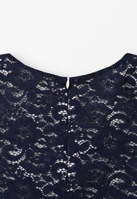 Námořnické krajkované šaty s květinovými vzory, kulatým výstřihem a ze zadní strany s klíčovou dírkou na zapínání s malým knoflíkem. Texturovaný a jemný design.