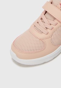 Baskets de sport roses avec tige en mesh, superpositions en synthétique et semelle en caoutchouc blanc. Présentent un système de laçage et une sangle Velcro pour un maintien sûr.