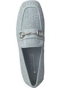 Jasnoszare slip-on buty o tkanym wykończeniu, gładkimi syntetycznymi akcentami i dekoracyjnym metalowym łańcuchem na przodzie.