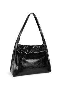 Borsa a tracolla in pelle nera con parte superiore arricciata, base piatta e una singola tracolla liscia. Presenta una finitura lucida e una forma strutturata.