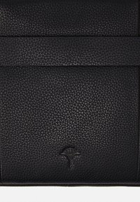 Zwarte leren portemonnee met een gestructureerde afwerking, met een minimalistisch ontwerp en een subtiel logo dat op de voorkant is gedrukt.