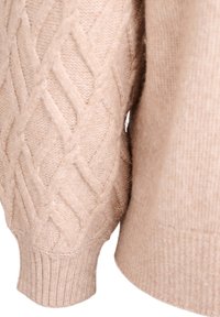 Bēša adīta džemperis ar struktūru dimantu rakstu uz piedurknēm, ar ribotām aprocēm un gludu ķermeni. Mīksta vilnas maisījuma audums.