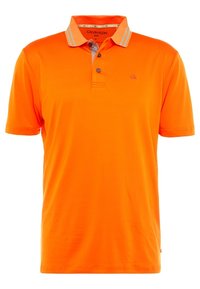 Polo orange Calvin Klein, manches courtes, patte de boutonnage à deux boutons, accents de col rayé, logo sur la poitrine, texture de tissu lisse.