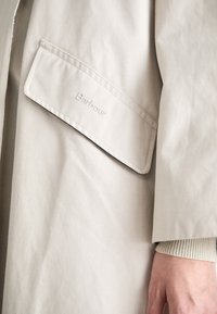 Barbour ALEXA NATALIE TRENCH COAT - Casaco impermeável - mist/dress stewart