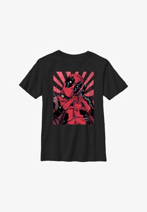 Maglietta nera con la grafica di Deadpool che forma un cuore con le mani su uno sfondo rosso e nero irradiante.