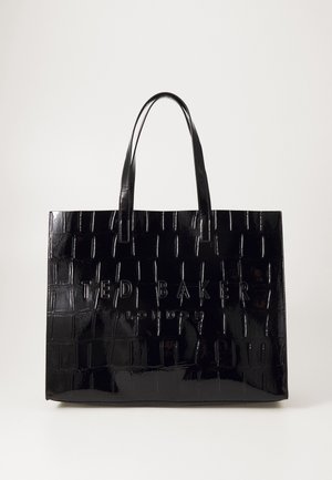 Sort blank skuldertaske med krokodillemønster, dobbelthåndtag og "Ted Baker London" præget foran.