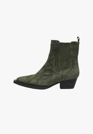 Bota de ante verde hasta el tobillo con punta afilada, detalles de costura lateral y tacón cuadrado. Presenta una pestaña en la parte posterior para facilitar el uso.