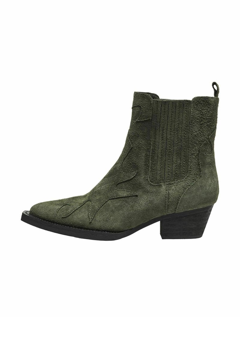 Botine verzi din suede, cu vârful ascuțit, detalii de cusături pe lateral și toc bloc. Prezintă o bandă pe spate pentru a fi ușor de încălțat.