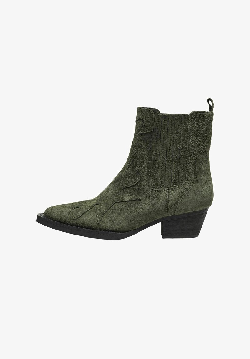 Botine verzi din suede, cu vârful ascuțit, detalii de cusături pe lateral și toc bloc. Prezintă o bandă pe spate pentru a fi ușor de încălțat.