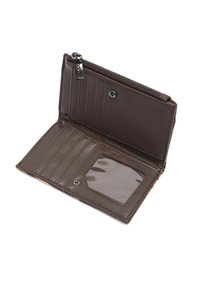 Hnedá kožená peňaženka so zipsovým oddelením, viacerými priečinkami na karty a priehľadným oknom na ID. Má zapínanie na cvok a kontrastné prešívanie.