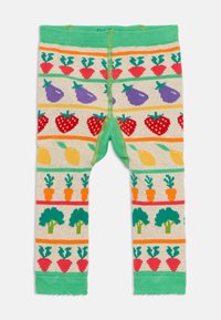 Leggings de malha coloridos com um padrão de frutas e legumes, incluindo morangos, cenouras e brócolos, com uma cinta e acabamentos verdes.