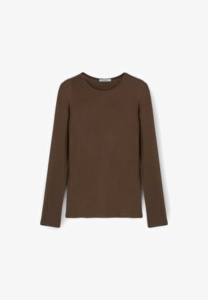Top lungo a maniche con costine di colore marrone e scollo rotondo. Realizzato in materiale morbido, presenta una forma aderente e una texture sottile.