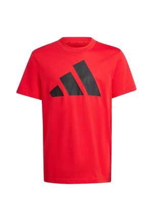 Sarkans kokvilnas T-krekls ar lielu melnu Adidas logo priekšpusē. Īsās piedurknes un apaļa kakla dizains, gluda tekstūra.