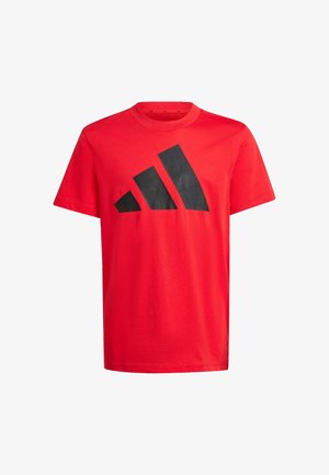 Rode katoenen T-shirt met een groot zwart Adidas-logo op de voorkant. Korte mouwen en een ronde halsontwerp, gladde textuur.
