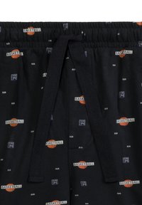 Czarne szorty koszykarskie wykonane z bawełny, z elastycznym paskiem i sznurkiem, z powtarzającym się wzorem piłek do koszykówki oraz elementami tekstowymi.