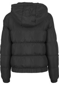 Černá prošívaná péřová bunda s kapucí, s prošívanými panely, elastickými manžetami a zkráceným střihem. Hladká textura bez viditelných kovových doplňků.