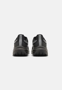 Zapatillas de correr negras con parte superior de malla y sintético, acentos reflectantes, cuello acolchado y suela gruesa para tracción.
