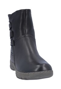 Botas de tobillo de cuero negro con punta redondeada, correas laterales decorativas y suela de goma para tracción. Textura suave con detalles de costura.