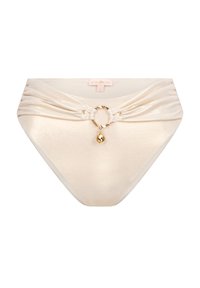 Beige glanzende bikini onderkant met ruches, een gouden ronde accent in het midden, en een druppelvormige versiering. Lichte stofstructuur.