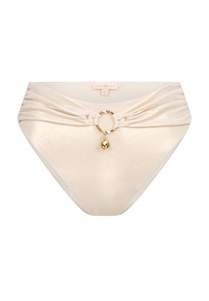 Parte inferior de bikini beige brillante con detalles de fruncido, un acento circular dorado en el centro y un adorno en forma de gota. Textura de tela ligera.
