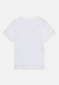 T-shirt bianco a maniche corte realizzato in cotone. Collo girocollo classico. Texture liscia senza motivi o grafiche visibili.