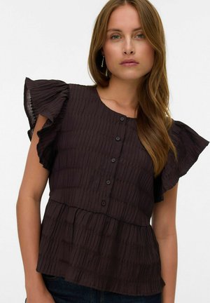 Blouse sombre et texturée avec un col rond, des boutons à l'avant et des manches volantées, présentant des plis verticaux et un design en étages.