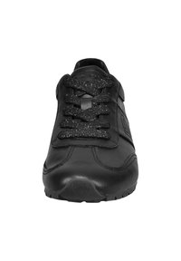 Sneaker in pelle nera con punta rotonda, lacci neri texturizzati e suola in gomma. Presenta cuciture sottili e dettagli del logo sul lato.