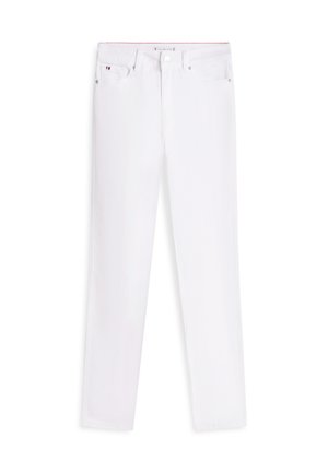 Balti siaurinti džinsai su priekyje esančiu mygtuku ir užtrauktuku, penkių kišenių dizainas ir mažas raudonos, baltos bei mėlynos spalvų lipdukas ant priekinės dešinės kišenės.