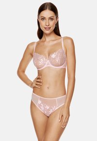 Koronkowy biustonosz i pasujące majtki w delikatnym różowym kolorze. Kwiatowe hafty na miseczkach biustonosza i pasku. Przezroczysta siateczka dodaje subtelnego akcentu.