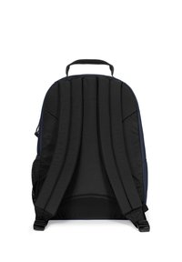 Černý batoh s polstrovanými nastavitelnými popruhy, vrchní rukojetí a hladkým povrchem se síťovou boční kapsou.