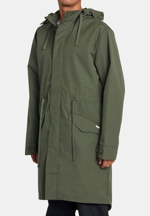 Parka impermeabile verde oliva con cappuccio regolabile, vita con cordino e due tasche laterali. Presenta polsini con bottone e una texture liscia.