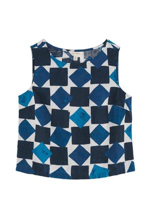 Top alb fără mâneci cu forme mari pătrate și romburi în nuanțe de bleumarin și albastru, într-un model repetitiv.