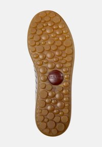 Suela de zapato de goma de color marrón, con una textura similar a burbujas y un logo central, tamaño 38C, diseñada para ofrecer tracción y flexibilidad.
