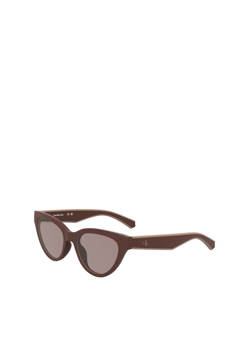 Brązowe plastikowe okulary w kocim kształcie z szarymi szkłami, charakteryzujące się eleganckim designem i akcentem loga na zausznikach.