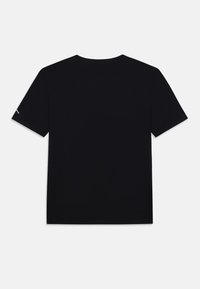 Svart kortermet crew neck t-skjorte med minimalt design, vist flatt på en hvit bakgrunn, som viser baksiden.