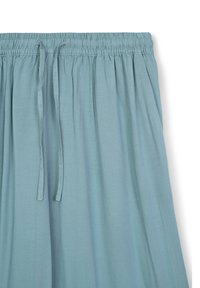 Pantaloni di un blu chiaro, con vita elastica e chiusura con cordoncino, realizzati in un tessuto morbido. Il design presenta delle pieghe per una silhouette fluida.
